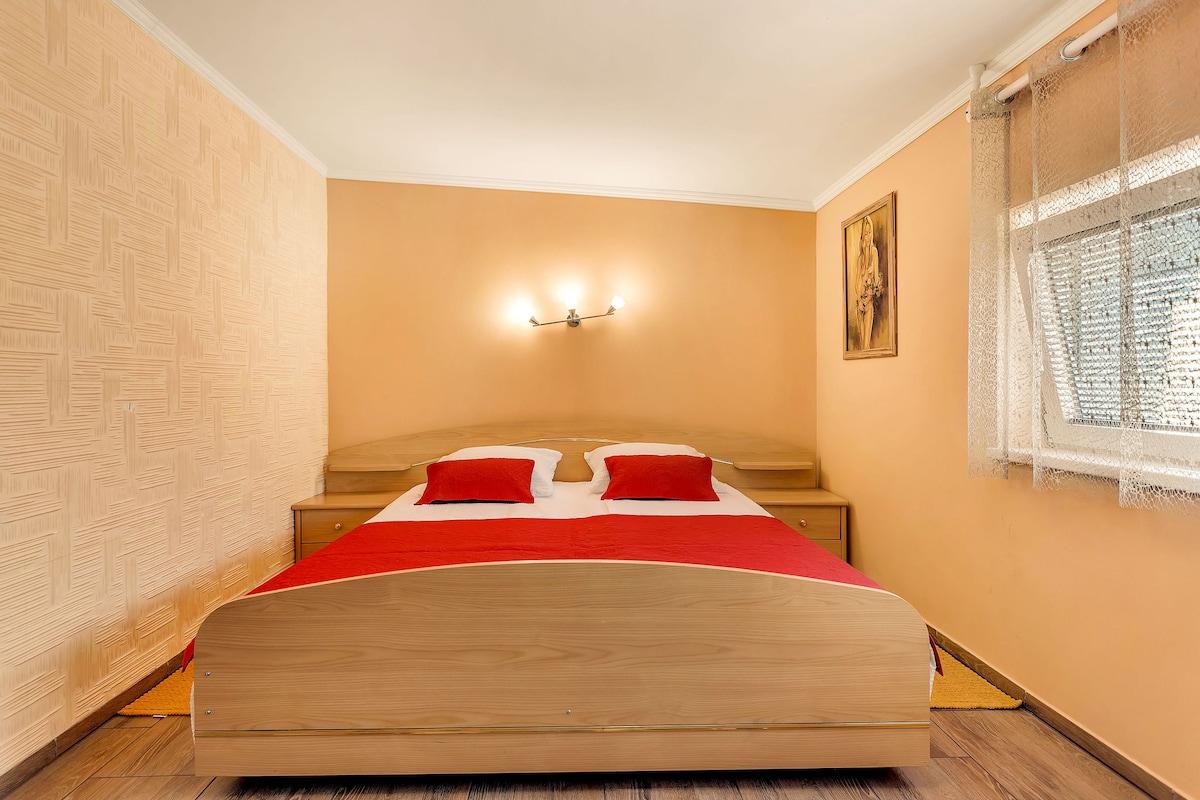 Пространа спална соба со голем плакар - совршен за мирен сон и доволно простор за складирање на целата ваша облека