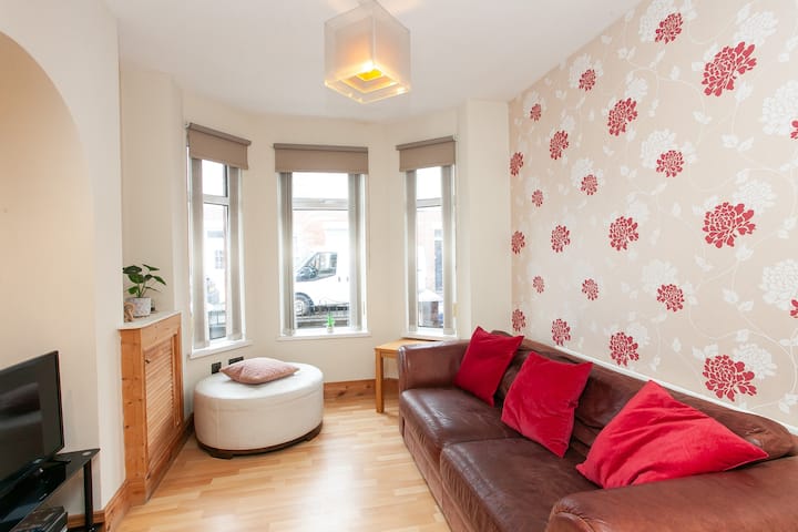 Modern & Comfy 2br ~ 5* Location ~ Breakfast ~ Pkg - Belfast