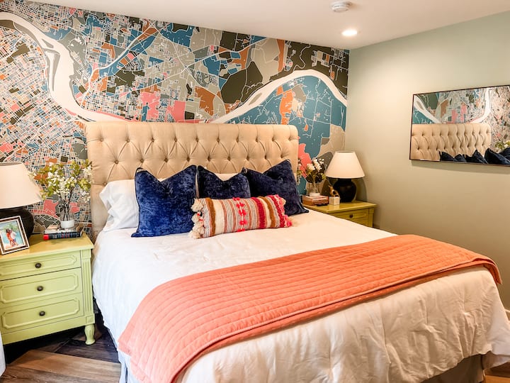 غرفة نوم رئيسية بسرير كينج وبياضات ووسائد لإقامة مريحة. 