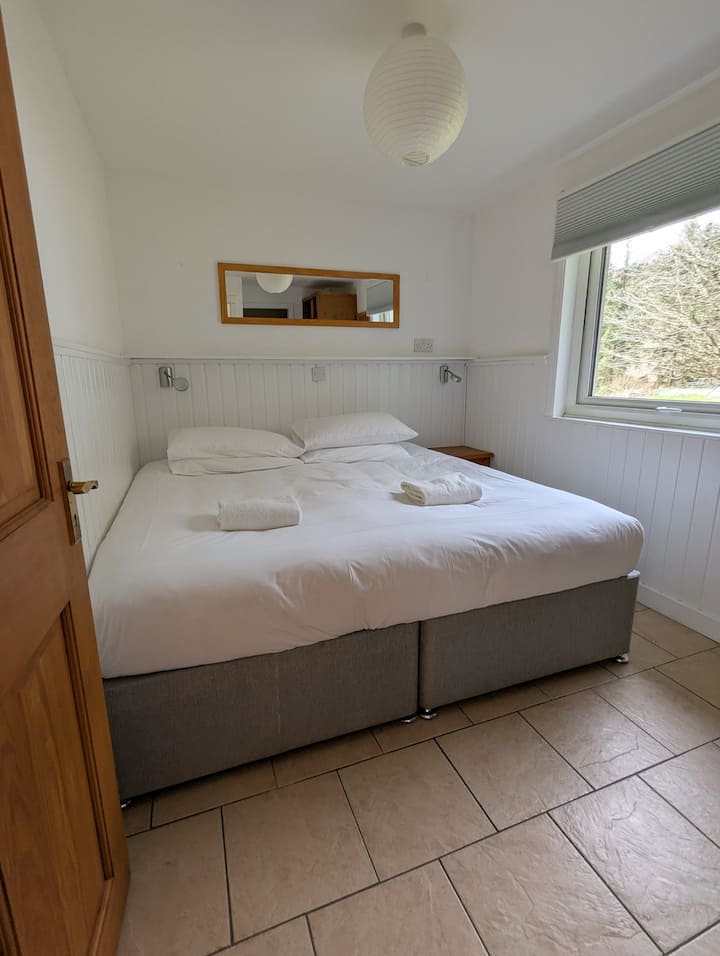 Spavaća soba 1 može biti velika bračna soba ili kao dva kreveta za jednu osobu. Također ima vlastitu tuš-kabinu i WC školjku.