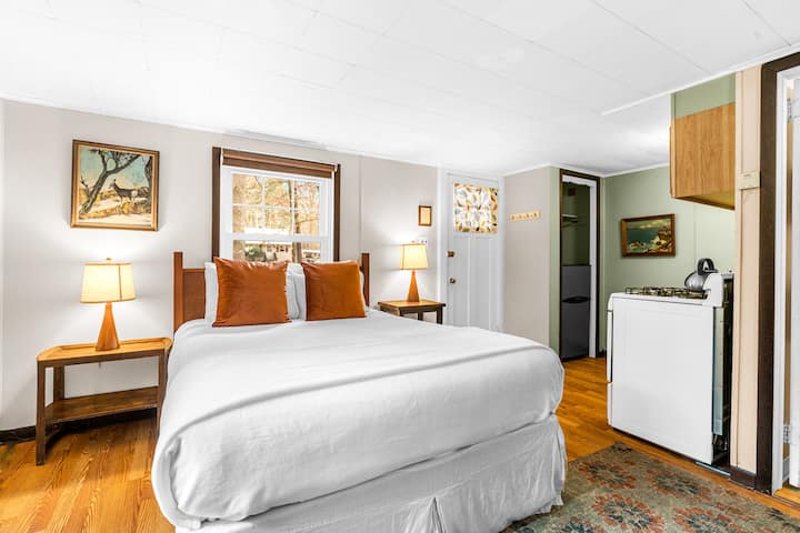 Studio Cottage - Private Entrance And Shared Porch - Phoenicia, NY