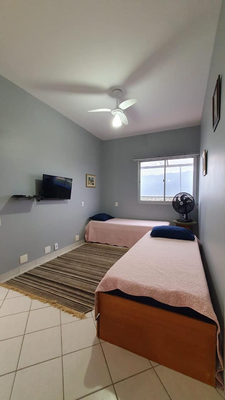 Spavaonica na gornjem katu. 3 smještaja (2 kreveta + pomoćni krevet)
POSTELJINA NIJE DOSTUPNA!!