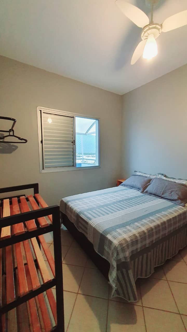 Apartman na gornjoj palubi. 4 smještaja. (bračni krevet + krevet na kat)
POSTELJINA NIJE DOSTUPNA!!