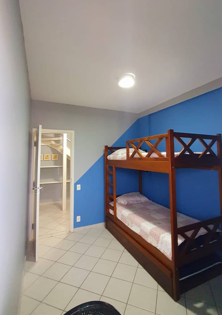 Spavaonica Jednostruki prizemlje. 3 smještaja (krevet na kat + pomoćni krevet).
POSTELJINA NIJE DOSTUPNA!!