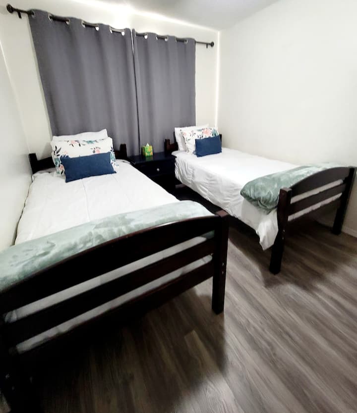 Recamara no. 4 
Ubicada en la planta baja, son 2 camas individuales, cómodamente ubicada enseguida del baño. 

Dormitorio n .º 4 
ubicado en la planta baja junto a un baño completo.  2 camas individuales 