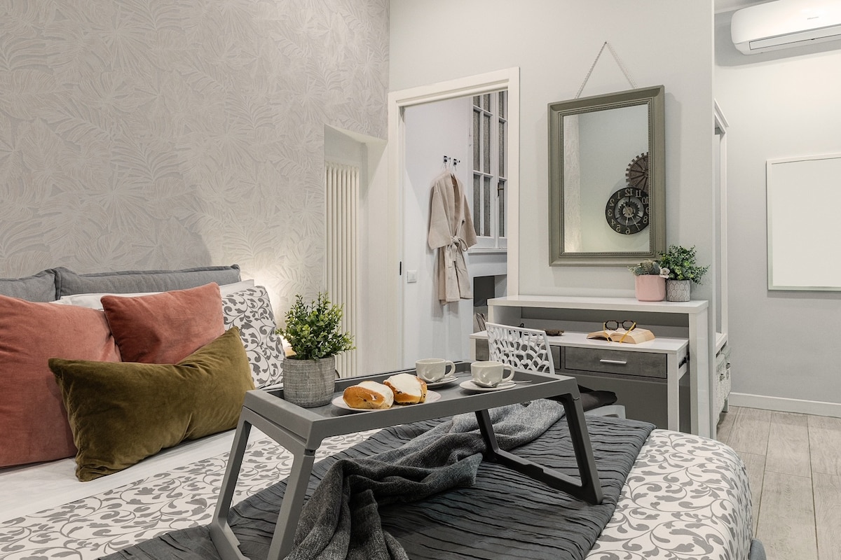 La Porta Sul Vaticano 
בית הנופש שלכם, רומא

חדר שינה עם חדר רחצה צמוד 
תחנת עבודה נוחה עם Wi - Fi מהיר במיוחד 
מיזוג אוויר 