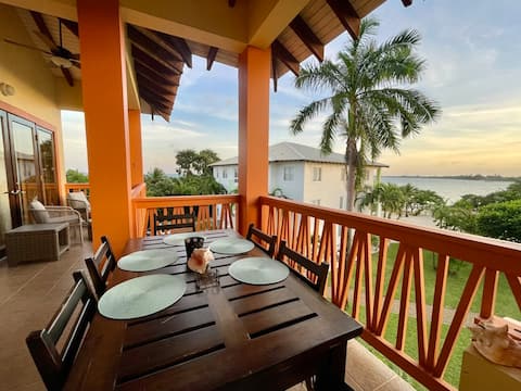 232-3BR w/ Loft: Sleeps 6, Elevated Sea View