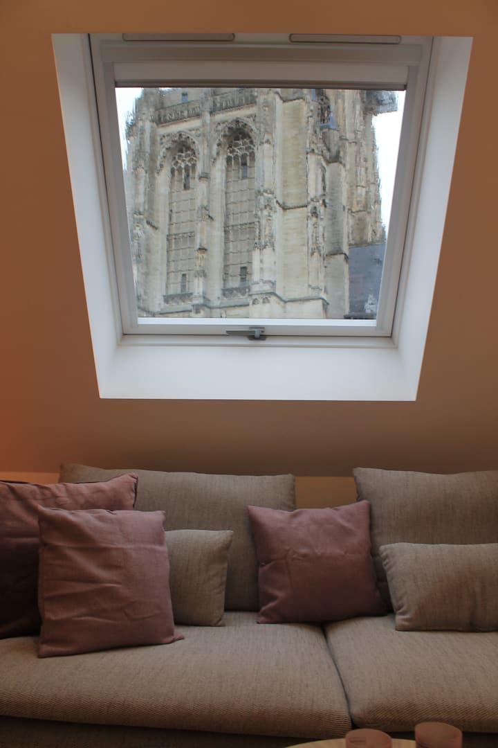 Iconic Cathedral View | City Apartment - Antwerpen