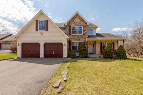 Extremely spacious house with theater room&wet bar