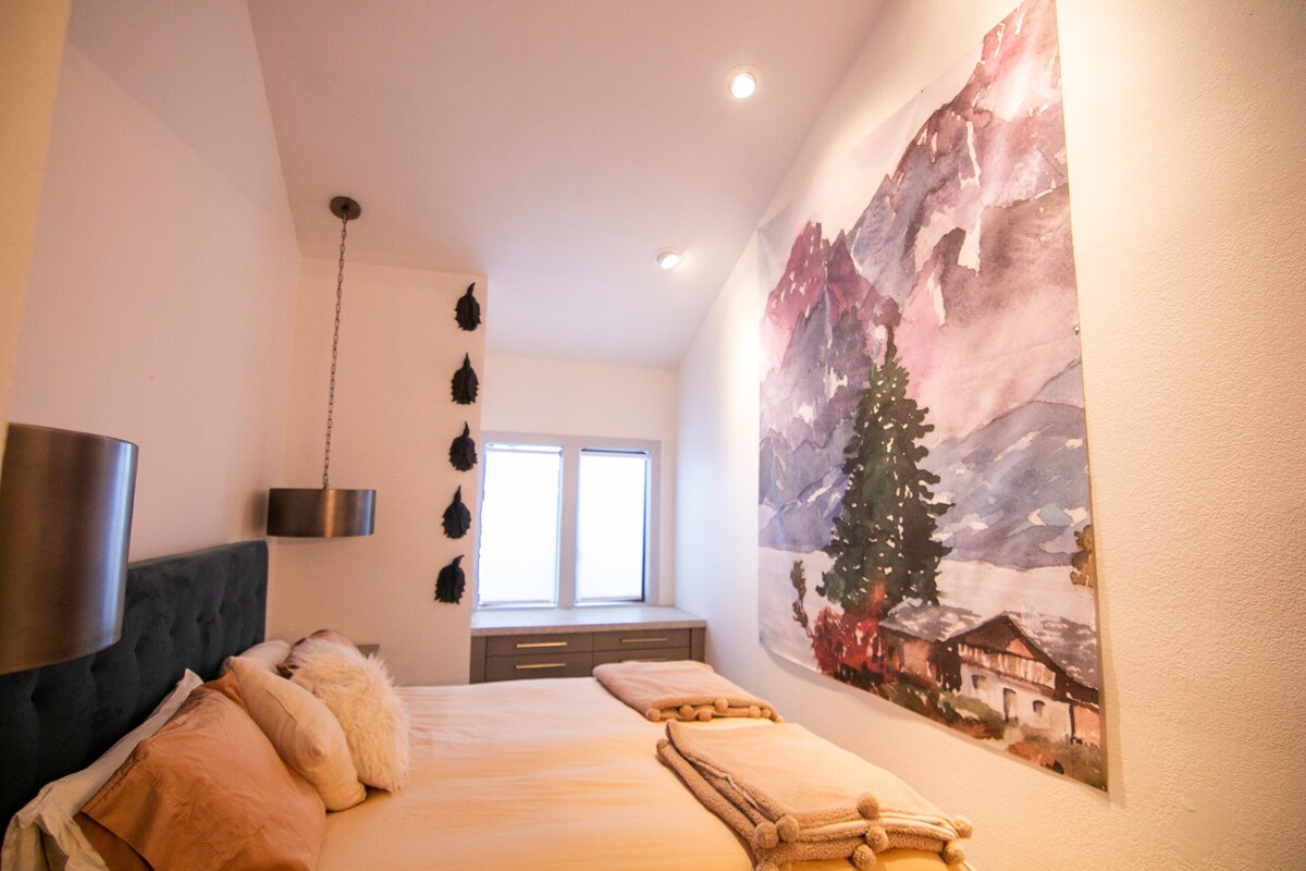 Chumba cha kulala cha msingi, chenye kitanda cha ukubwa wa mfalme