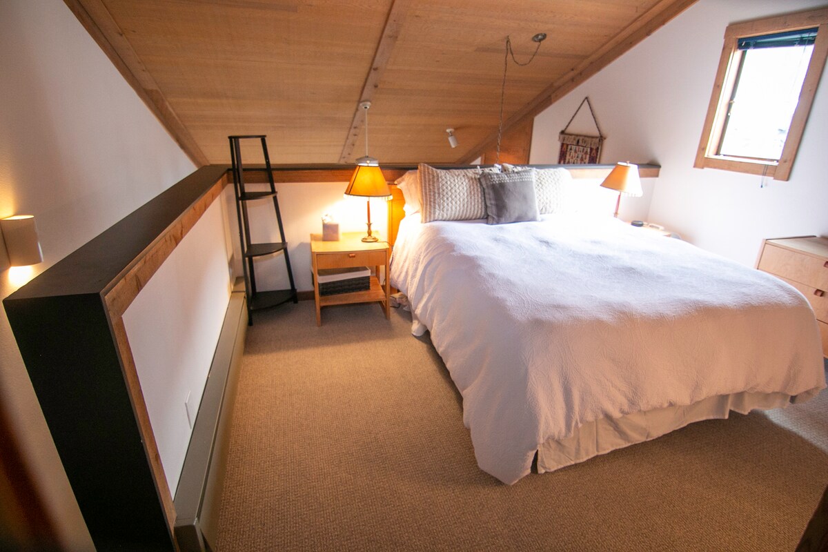 Chumba cha kulala cha ghorofa ya pili, chenye kitanda aina ya queen