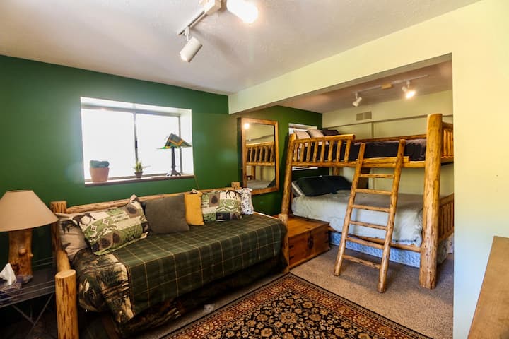 Podrumska spavaća soba s 1 bračnim krevetom (160x200), 1 punim i 2 blizanca te DODATNIM dvostrukim madracem i/ili zračnim madracem za podrum (ako je potrebno)