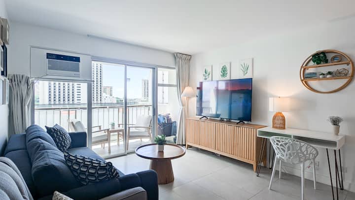 High Floor 2br/2ba+den Partial Ocean View 1parking - Honolulu, HI