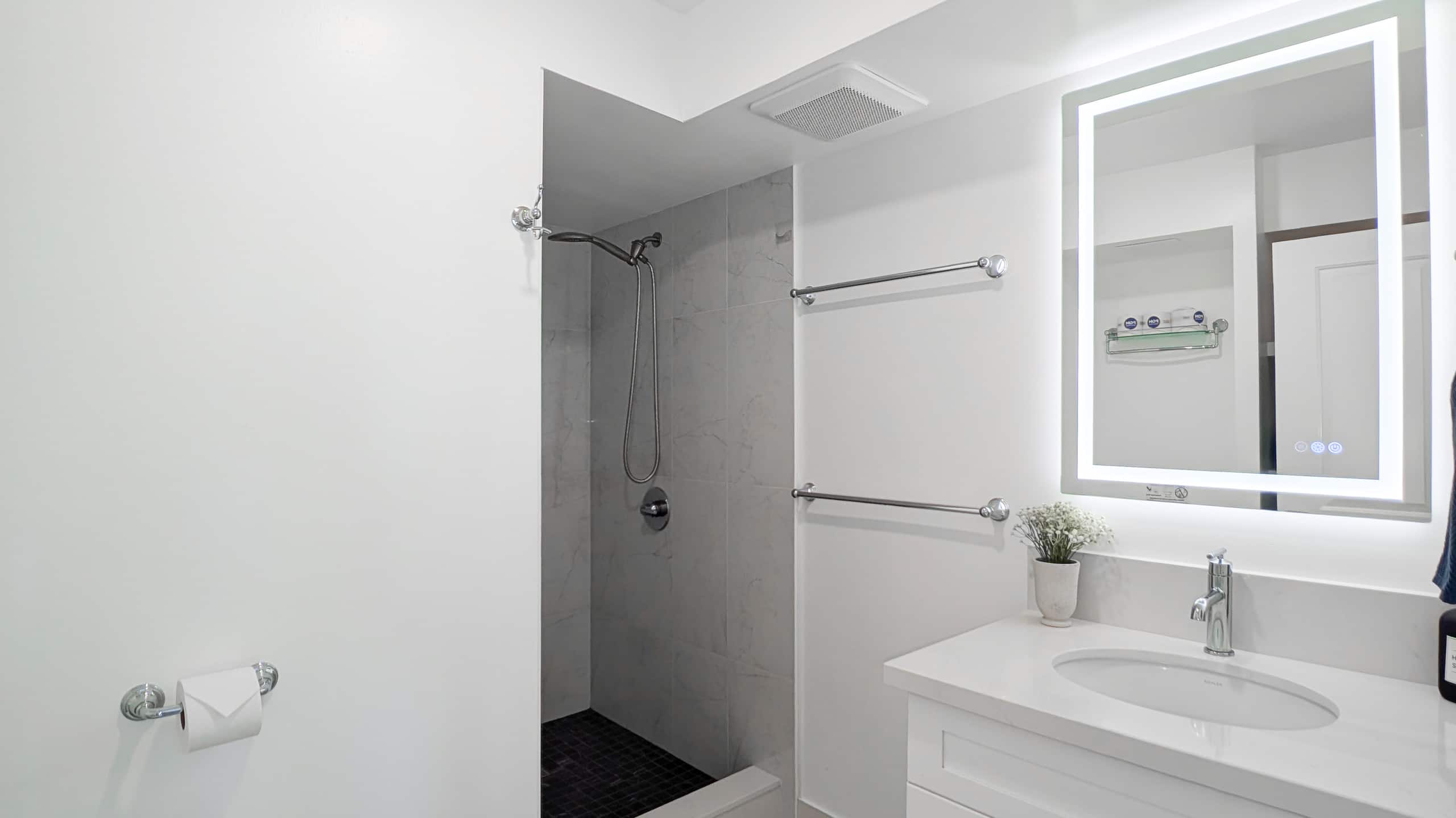 Condo in Honolulu · ★4.91 · 3 bedrooms · 5 beds · 2 private baths - Image 32