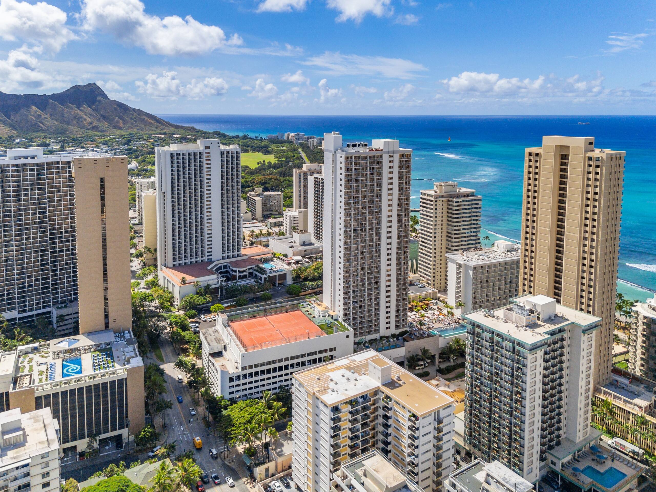 Condo in Honolulu · ★4.91 · 3 bedrooms · 5 beds · 2 private baths - Image 37