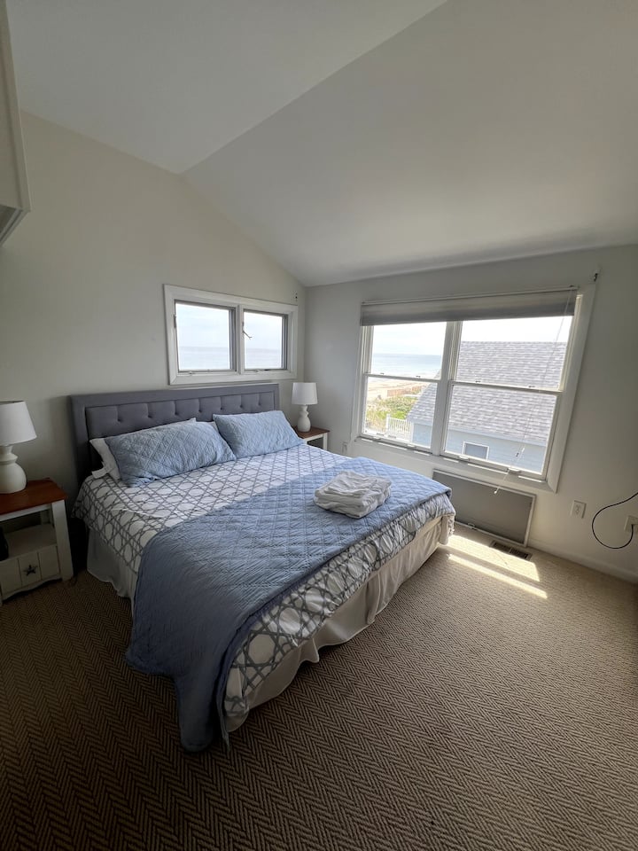 Veľký primárny apartmán s plne vybavenou kúpeľňou a pracovným priestorom.