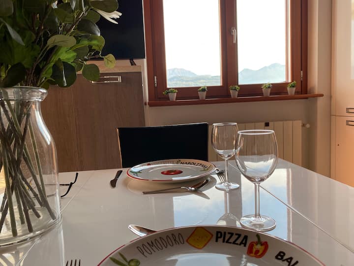 Хранете се с изглед към езерото Изео от стаята