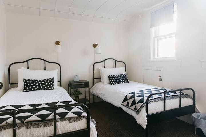 Colchones nuevos y cómodos en el dormitorio de arriba. Enorme armario en esta habitación, así como espacio adicional para un paquete, etc., segundo piso.