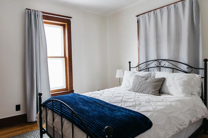 Colchón de espuma viscoelástica tamaño queen mediano/suave en el dormitorio del nivel principal. Enorme armario con perchas y contenedores y portaequipajes. Cortinas opacas en las ventanas. 