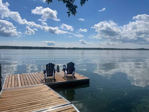 Waterfront Cottage + Hottub/Sauna/Firepit!