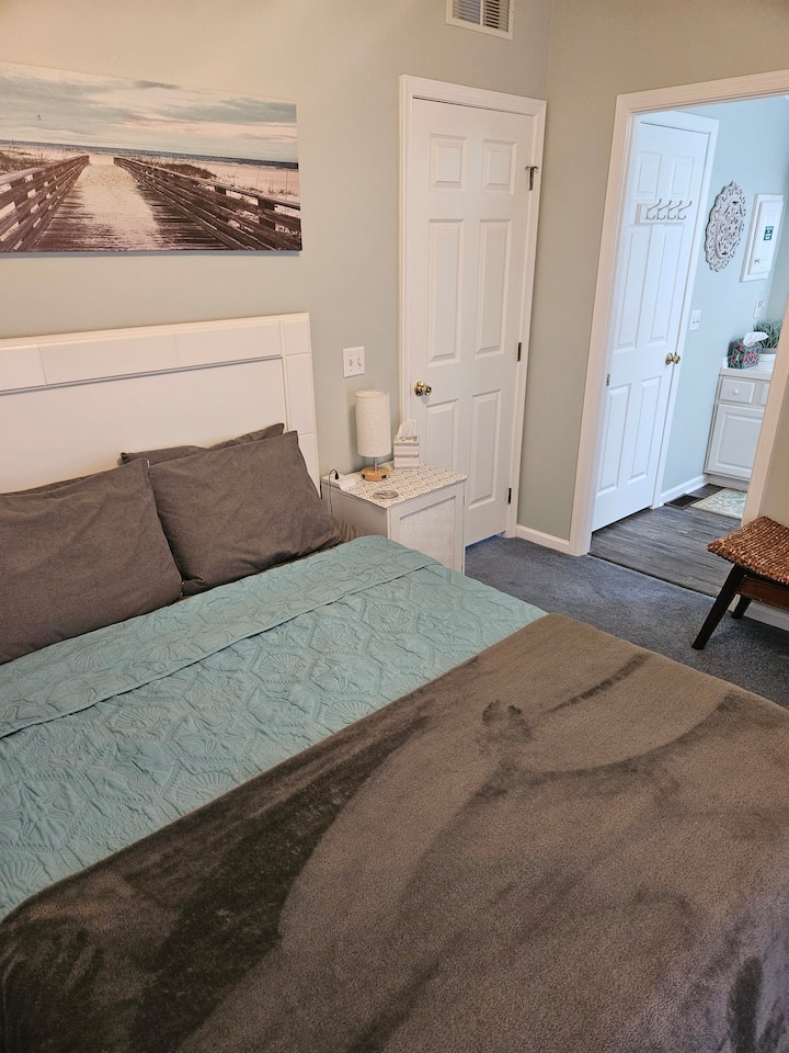 Kitanda cha ukubwa wa Malkia na kabati. Ufikiaji wa bafu kuu.