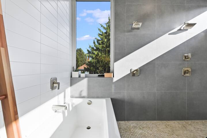 Light-Filled Modern Retreat | PDX Jan–Apr 2026 gallery image 4