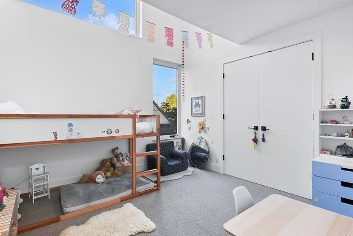 Light-Filled Modern Retreat | PDX Jan–Apr 2026 gallery image 5