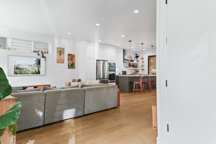 Light-Filled Modern Retreat | PDX Jan–Apr 2026 gallery image 3