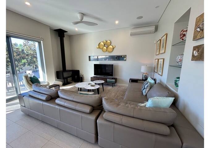 Fragrant Harbour – pool, log fire & ocean views! gallery image 4