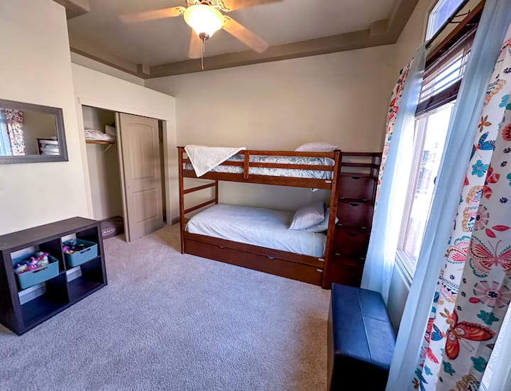 ตู้เสื้อผ้าพร้อมหมอนและผ้าห่มเพิ่มเติม Pack n'Play พร้อมให้บริการเพื่อความสะดวกสบายของคุณ