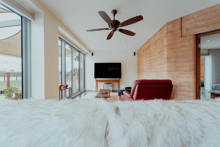 Lakeside Rammed Earth Paradise On 25 Acres - Bendigo