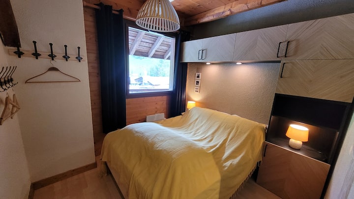 Spálňa s manželskou posteľou a lôžkom s rozmermi 140 x 200 lôžok