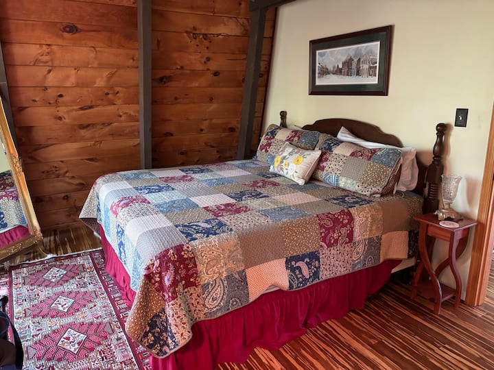 Исклучително удобен брачен кревет (широк 150-179 см) со поглед на шумска област.