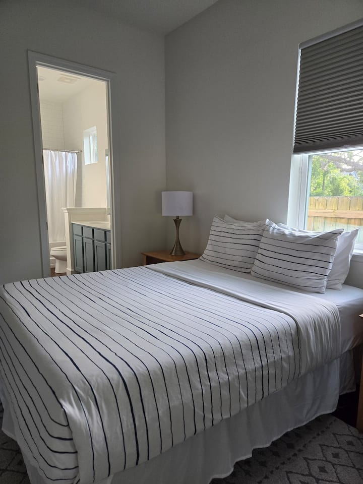 La camera principale ha un bagno privato e uno spazio di lavoro.