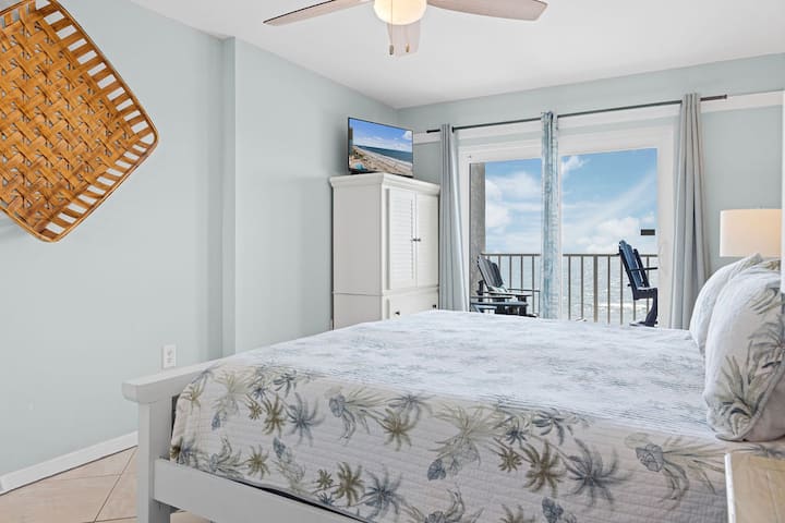 主卧室拥有壮丽的景色和最舒适的加大双人床，其中一个床头柜里有一台智能电视和一个发电站。