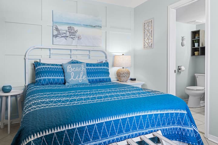 带围墙、套房、个人衣橱空间和发电站的闲置卧室 