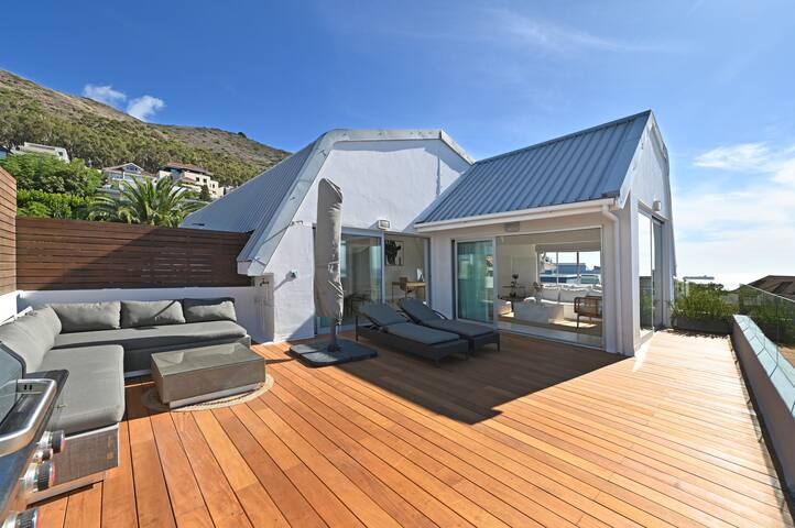 Penthouse with 180° Sea Views & Private Deck gallery image 4