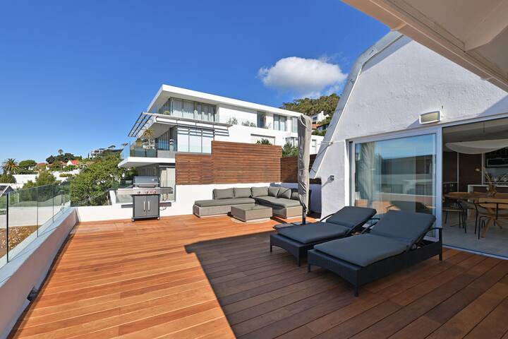 Penthouse with 180° Sea Views & Private Deck gallery image 3
