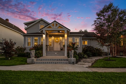 Hot tub! In the heart of Three Oaks!