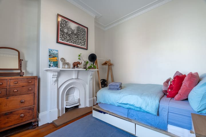 Útulná prístupná spálňa na prízemí má manželskú posteľ veľkosti Queen s latexovým matracom a klimatizáciou. 