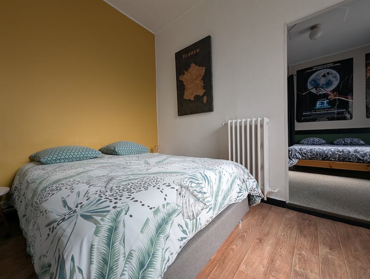 La chambre privative dispose d'un lit double et de deux tables de chevet, une petite lampe pour ambiance intimiste