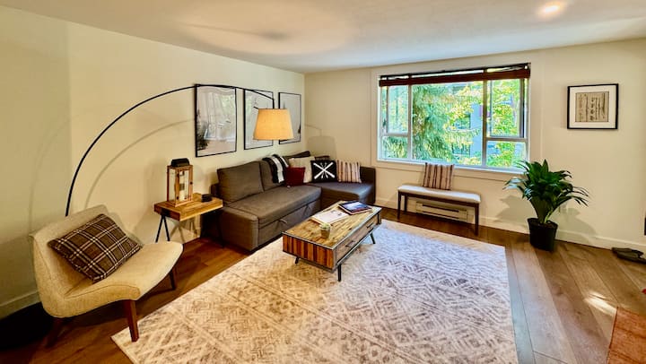 Large Modern Apt: Central, Cozy, Hot Tub, Sleeps 4 - Whistler