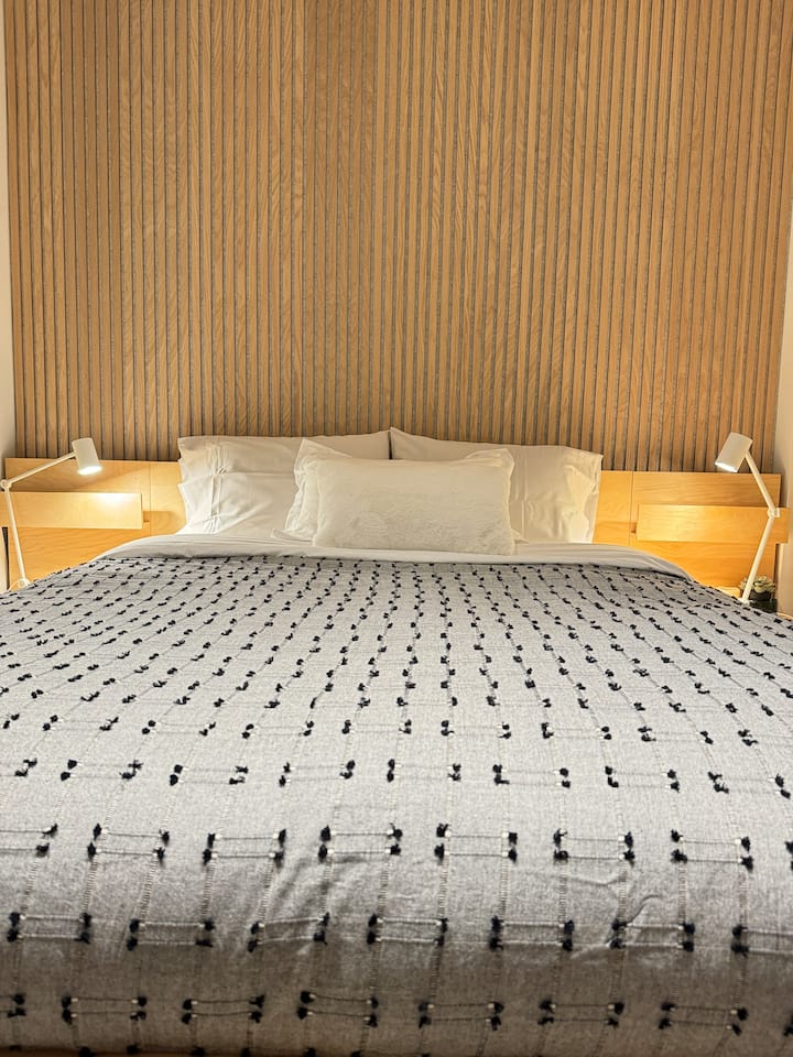 Biancheria da letto e piumoni di lusso. Nuovo letto matrimoniale 