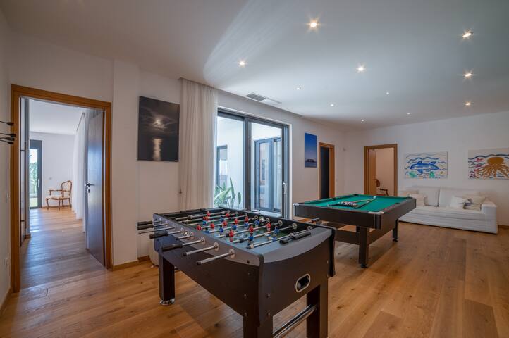 Seafront Villa – heated pool & access to a beach gallery image 3