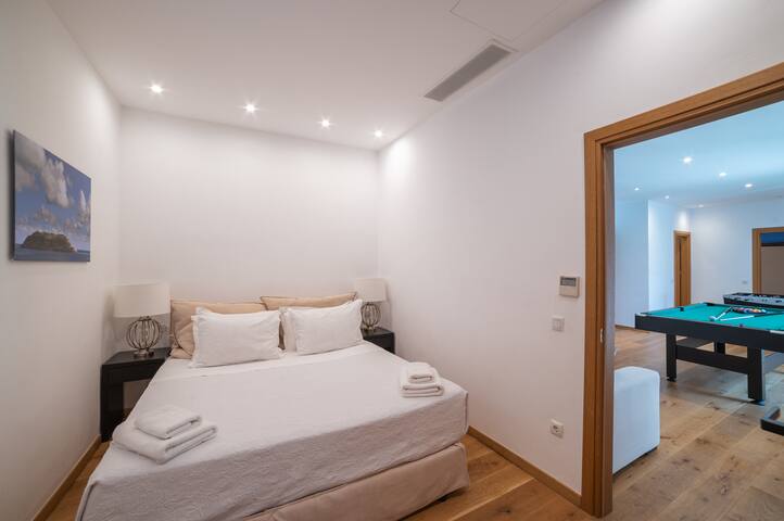 Seafront Villa – heated pool & access to a beach gallery image 2