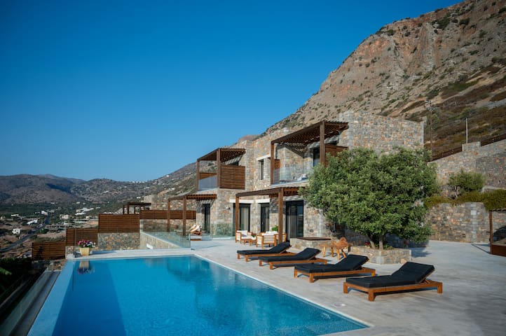 Seafront Villa – heated pool & access to a beach