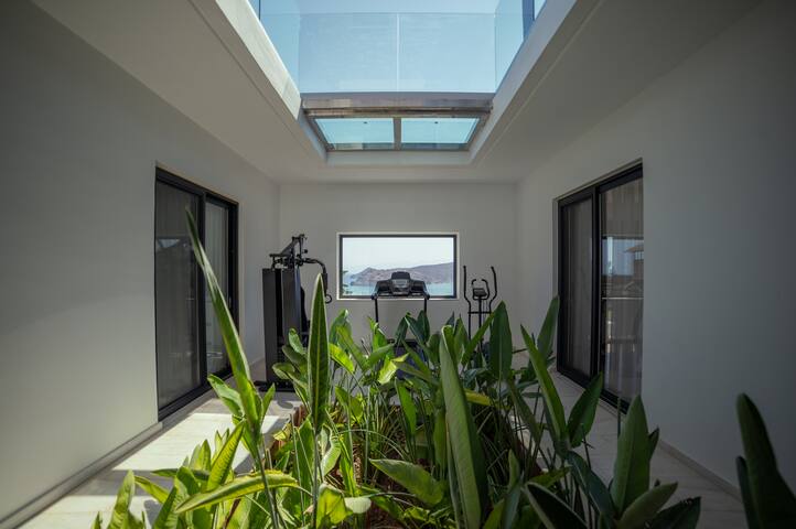 Seafront Villa – heated pool & access to a beach gallery image 5