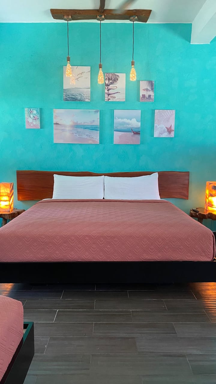   Habitación amplia con 1 cama king, 1 matrimonial y 2 sofás cama.