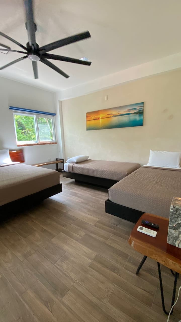  Habitación Laguna con 1 cama king y 2 individuales.