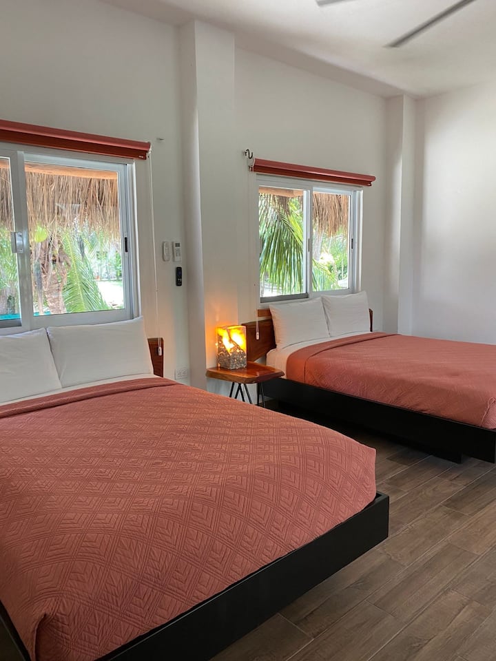  Habitación Terra con 2 camas matrimoniales, baño privado, A/C, TV y amenidades.